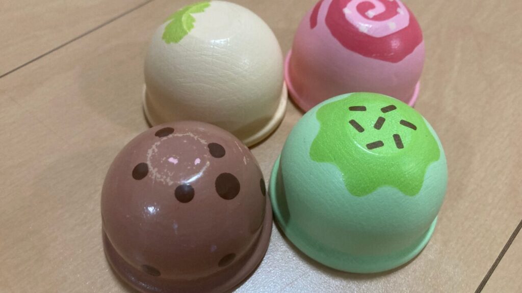 傷がついたアイスクリームのおもちゃの様子