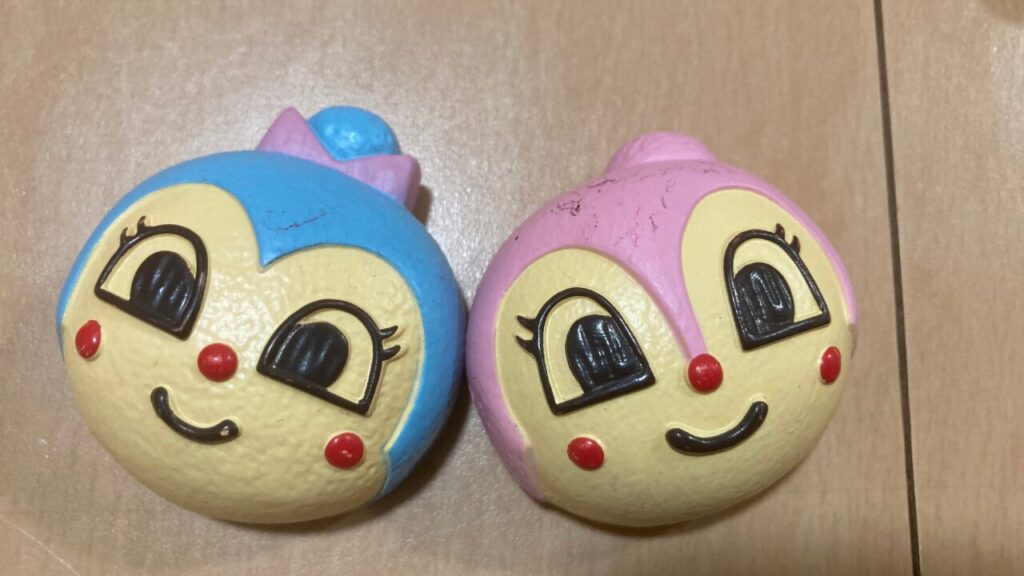 傷がついたアンパンマンのおもちゃの様子