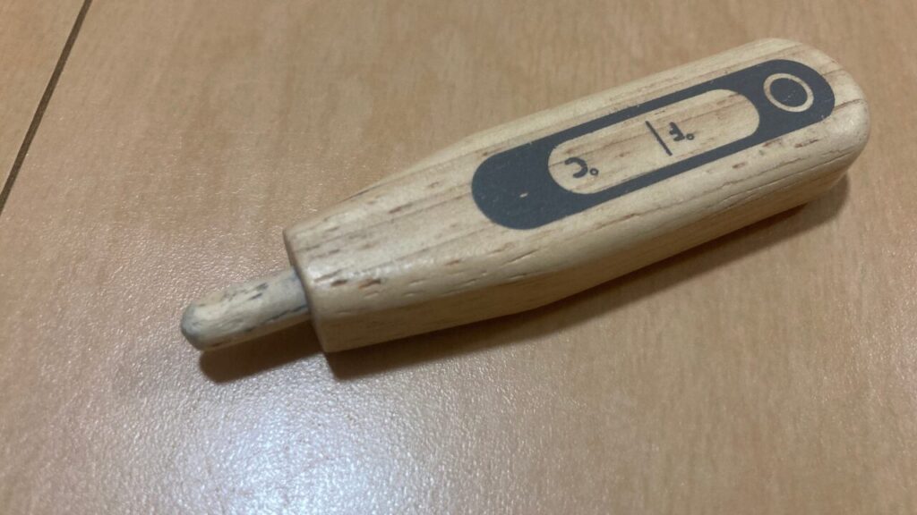 傷がついた体温計のおもちゃの様子