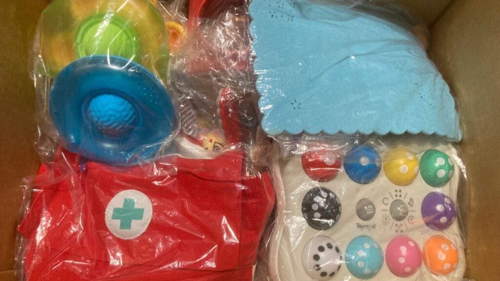 おもちゃの交換用に袋につめている様子