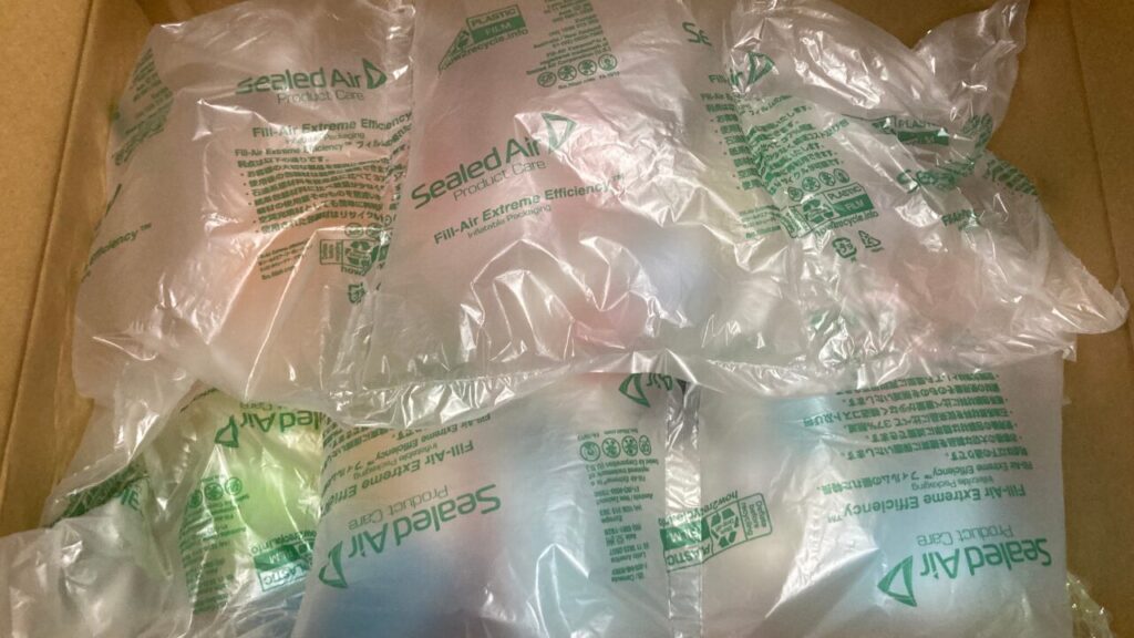 段ボールに緩衝材を詰めた様子