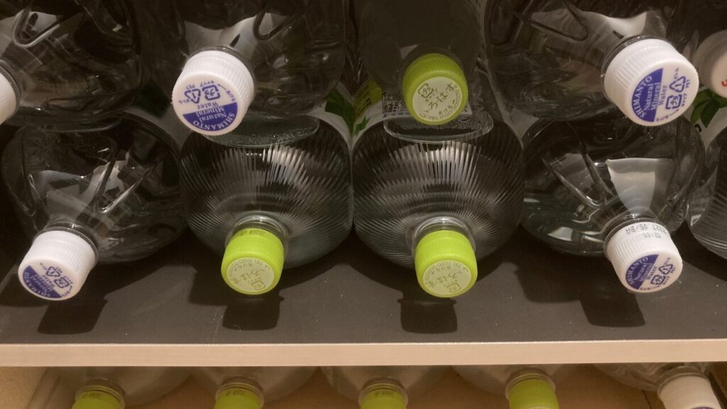 ペットボトルの水をまとめ買いしている様子