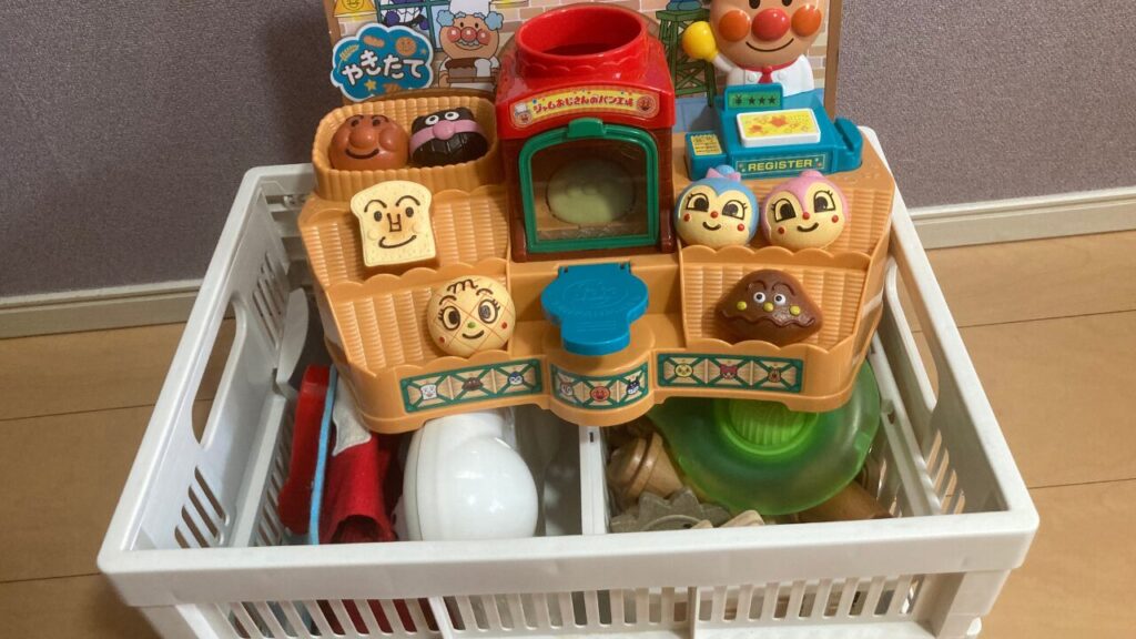 おもちゃをカゴにまとめている様子