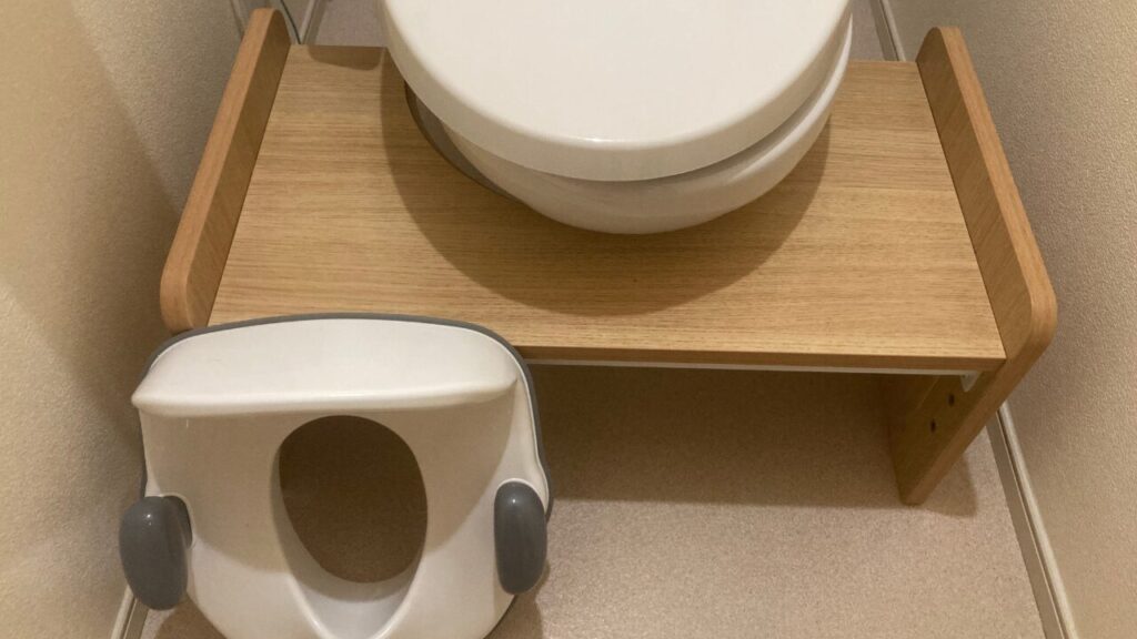 子ども用の踏み台をセットしている様子