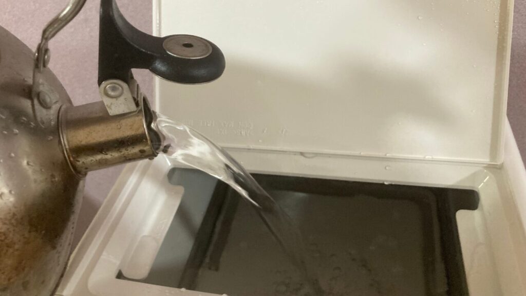 給水タンクに水を注ぐ様子