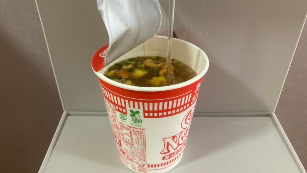 カップ麺を作る様子