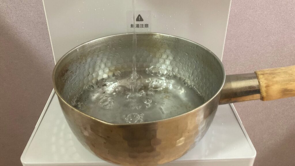 お鍋にお湯を入れる様子