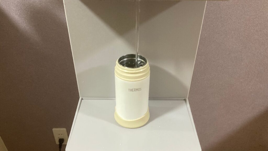 子どもの水筒を作る様子