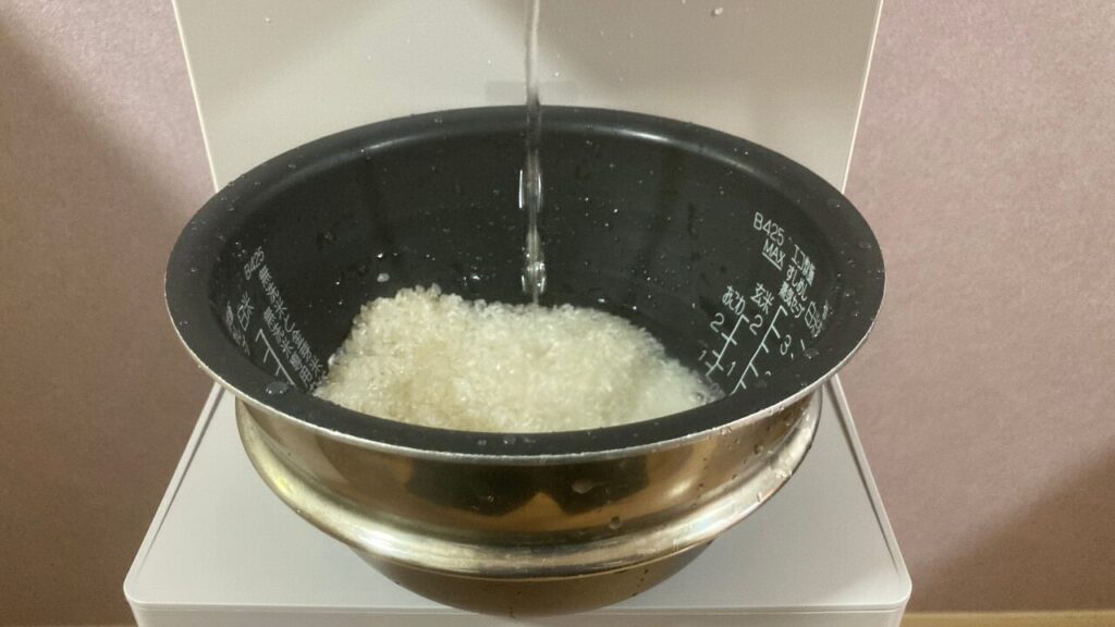 ご飯を炊く様子