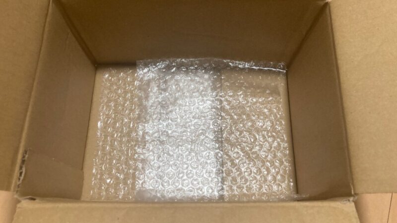 段ボールの中に保冷剤が入っていない様子