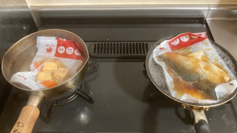 お鍋とフライパンを使って解凍する時の様子