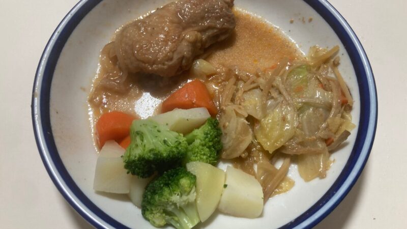 料理をお皿に盛り付けた時の様子