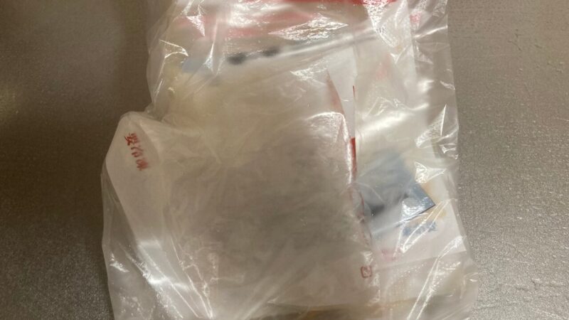 使い終わったパックを袋に詰めて捨てる様子