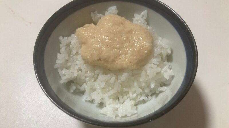 とろろをご飯にのせて食べている様子