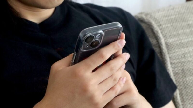 スマホを使ってるイメージ図