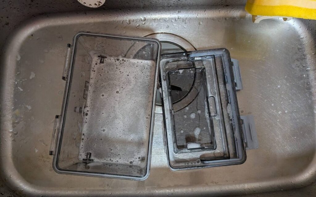給水タンクを洗っている画像