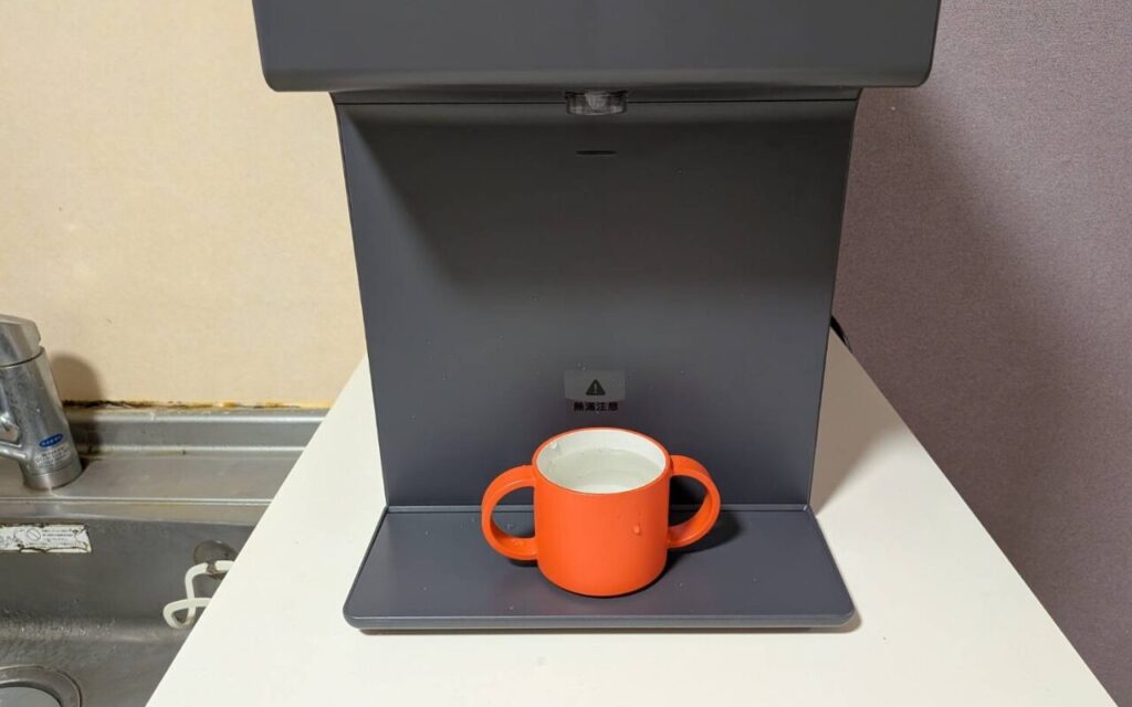 子どもの飲み水に使う様子