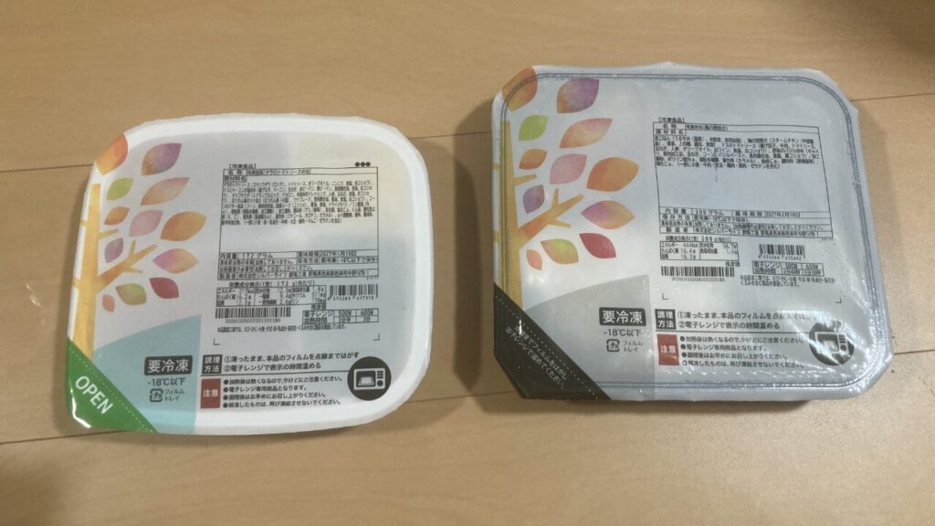 おかずのみとご飯付きのパックを並べた様子
