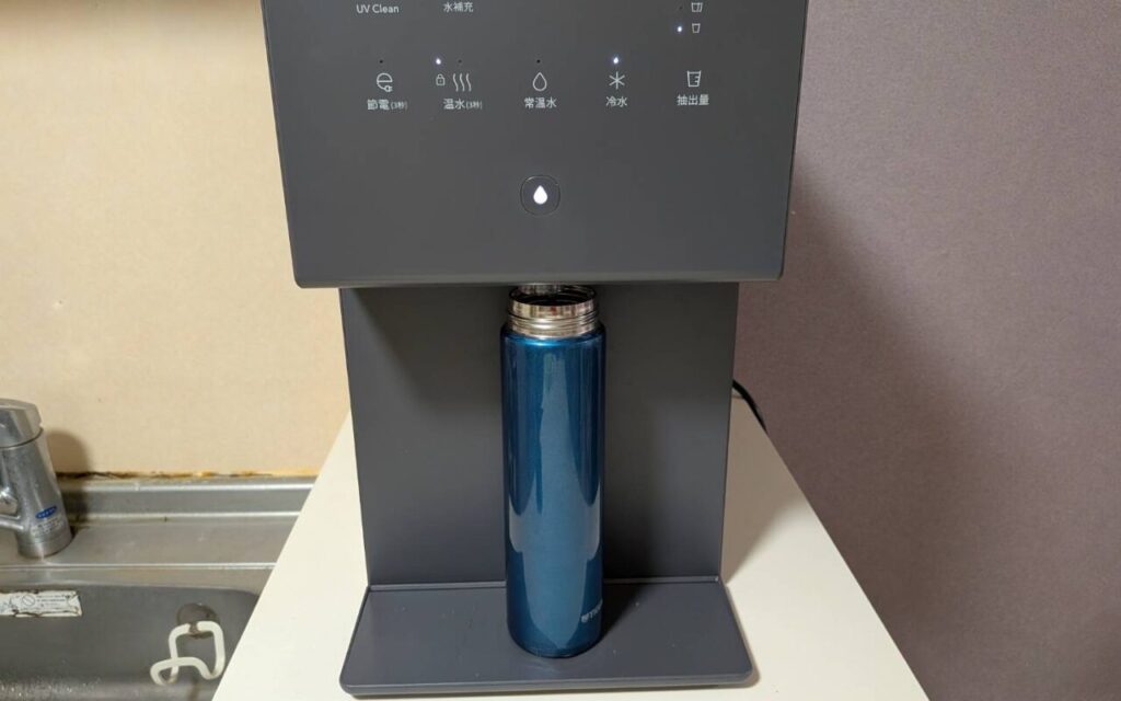 大人の水筒を用意している様子