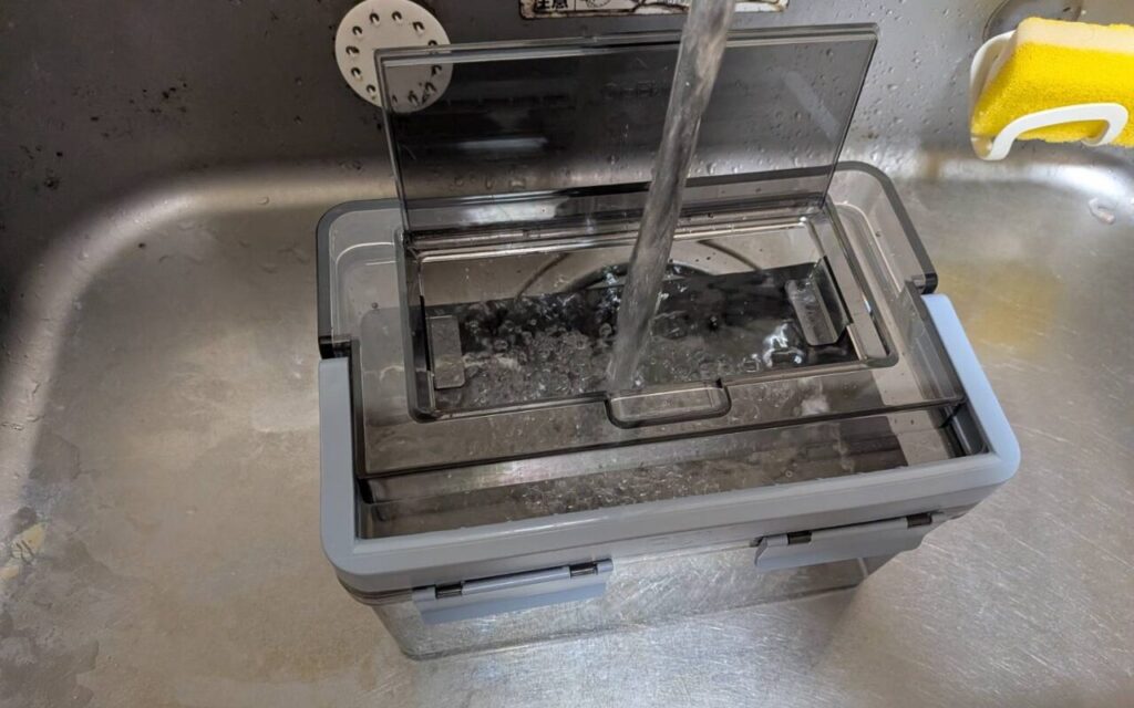 タンクに給水している画像