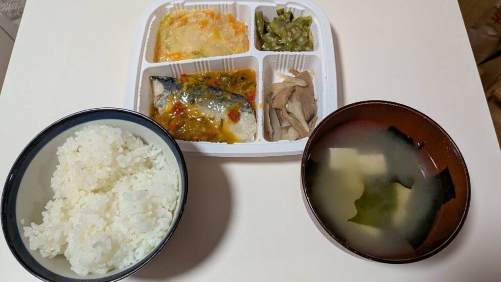 おかずのみのメニューにご飯と味噌汁を付け加えた画像