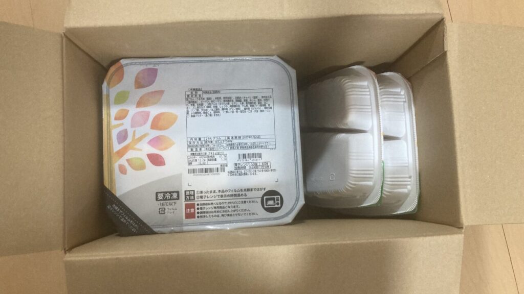 「おかずのみ」と「ご飯付きセット」がダンボールに入って届いた様子